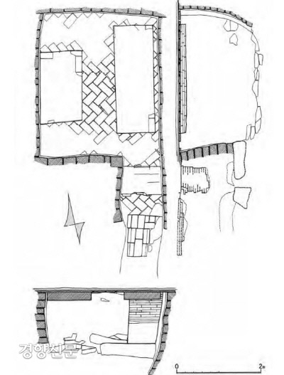 아라미쓰가 그린 29호분의 실측도. 벽은 돌로 쌓았지만 바닥에는 벽돌을 빽빽하게 깔아놓았음을 보여준다. 굴식돌방무덤(횡혈식석실분)과 벽돌무덤(전축분)의 과도기 형태의 고분이다.|아리미쓰의 보고서에서