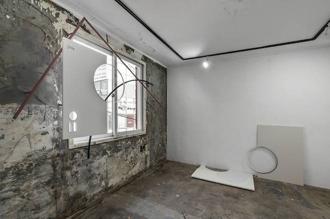 오묘초 작가의 ‘벗어나고 거스르는’(2021, 나무·스틸, 가변설치, 왼쪽 창가) 등의 설치 전경. 사진 조준용·아마도예술공간 제공