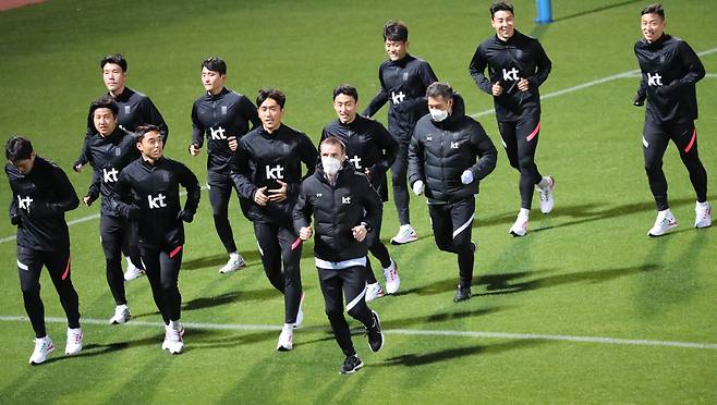 파울루 벤투 감독이 이끄는 한국 축구대표팀이 22일 일본 오후 일본 가나가와현 요코하마시의 한 경기장에서 달리기하며 몸을 풀고 있다. [연합]