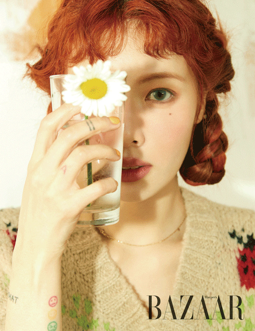 In the April issue of the fashion magazine Harpers Bazaar, he released a picture with Hyuna.This picture contains a fairy tale space full of Sunflower, and a strange but lovely Hyona that entered it.The lovely expression and pose that makes the viewer laugh, and the red color Hair reminiscent of the tomboy Cleany.The elements that double the lovely charm of Hyona attract attention.In particular, Hyuna suggests a hair style that matches the look every cut, and also shows passion by directing it in various ways.More pictures with Hyuna can be found in the April issue of Harpers Bazaar and on the website.