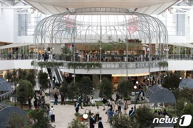 서울 여의도 '더현대 서울'을 찾은 시민들이 쇼핑을 하고 있다. © News1 이승배 기자