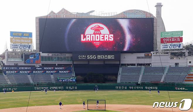 25일 오후 2021 KBO리그 시범경기 SSG랜더스와 삼성라이온즈의 경기가 열리는 인천 SSG랜더스필드 전광판에 SSG랜더스 로고가 송출되고 있다. 2021.3.25/뉴스1 © News1 김진환 기자