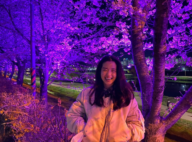 Actor Kim Tae-ris daily Beautiful looks were spectacular.Kim Tae-ri posted a recent photo on his instagram on the 25th.Inside the picture is Kim Tae-ri, who is taking pictures under Cherry trees; as Cherry and the colorful lights added, the night scenery reminded me of a wide picture.Kim Tae-ri smiled brightly in the beautiful landscape: Beautiful lookes, more radiant with the naturalness without makeup.Here was a night full of Kim Tae-ris charm, even with a clear smile.Meanwhile, Kim Tae-ri recently met the audience with the movie Winning Ho released on Netflix.