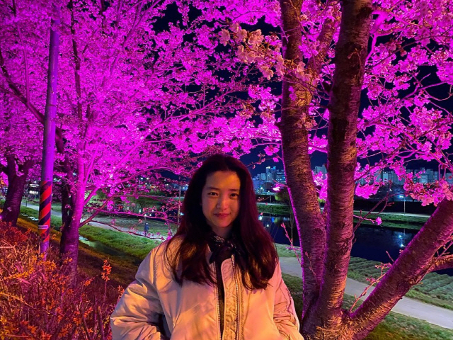Actor Kim Tae-ris daily Beautiful looks were spectacular.Kim Tae-ri posted a recent photo on his instagram on the 25th.Inside the picture is Kim Tae-ri, who is taking pictures under Cherry trees; as Cherry and the colorful lights added, the night scenery reminded me of a wide picture.Kim Tae-ri smiled brightly in the beautiful landscape: Beautiful lookes, more radiant with the naturalness without makeup.Here was a night full of Kim Tae-ris charm, even with a clear smile.Meanwhile, Kim Tae-ri recently met the audience with the movie Winning Ho released on Netflix.