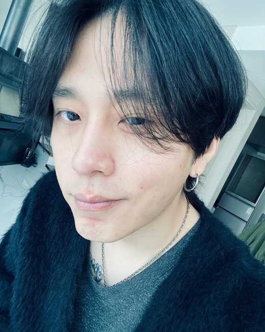 Withdrawal Yong Jun-hyung posted a recent photo on the group Highlight.Yong Jun-hyung posted a photo on Instagram on the 25th without any special comments: Its a selfie photo.The long-haired Min-mook Yong Jun-hyung is an impression that has become emaciated compared to the past. Earrings also attract attention.Another photo is a selfie taken in a checkered shirt, Yong Jun-hyung staring at the camera in a mask.Yong Jun-hyung had Withdrawal on Highlight on March 14, 2019.At the time, Yong Jun-hyungs agency said, Yong Jun-hyung found out that he had taken an Illegal video while asking for each others regards through a 1:1 chat room the day after drinking with Jung Joon-young at the end of 2015, and since then he has seen an Illegal video shared through a 1:1 chat room and has exchanged inappropriate conversations about it. I have announced the law.He joined the army in April of the same year, but was operated on by a left knee meniscus cartilage injury during training, and was later transferred to a social service agent.