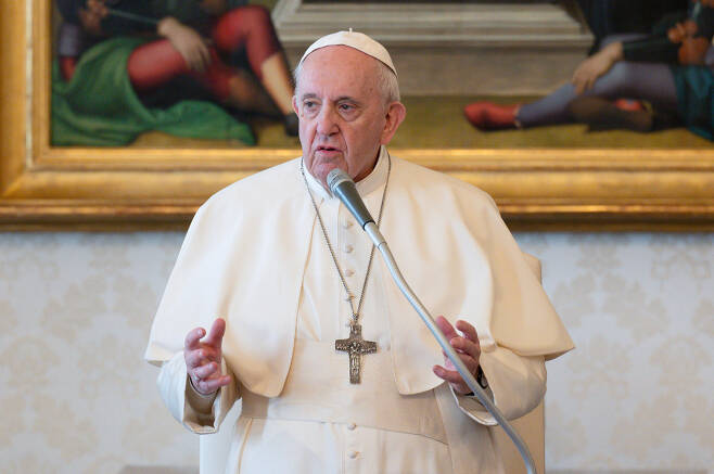 프란치스코 교황이 24일(현지시간) 발표한 자의 교서(Motu proprio)를 통해 다음달 1일부터 교황청에 소속된 추기경의 봉급을 10% 깎는다고 말하고 있다. [EPA]