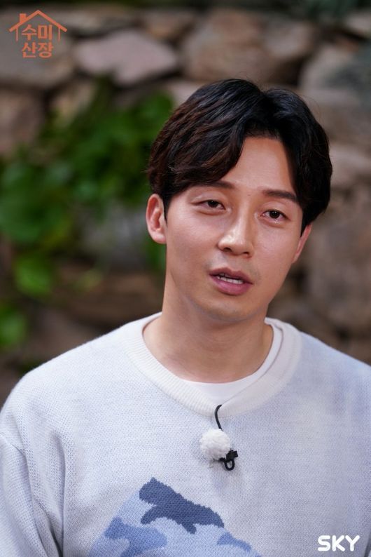 Heo Kyung-hwan, who came to SumyMountain hut as a new guest, recalls his precious memories by saying Attribution in my heart about the late Park Ji-sun.On the 25th, KBS 2TV entertainment program SumyMountain hut will be visited by Visual Brother and Sister actor Lee Yu-ri and Comedian Heo Kyung-hwan.Heo Kyung-hwan, who had been told that he believes in his face and gags in the past, looked back on his Comedian life, which was not easy, saying, I had a chance too easily in my rookie days, and there was a time when there was nothing I could do on stage.Baro Kim Jun-hyun and Park Ji-sun were the ones who reached out to Heo Kyung-hwan, whose presence faded among fellow comedians due to the successive box office failures of the gag corner.Heo Kyung-hwan explained, Even if I should not do it with me, Jun-hyun continued to try to make a corner together, so I went and Park Ji-sun was with me. The corner made by that is Chosun Dynasty Appendix .If there is Attribution that has kept me here, its Baro Comedian motives, he said, and Kim Sumy said, Thats why I really need friends.I miss Mr. Ji-sun, Heo Kyung-hwan comforted.Heo Kyung-hwan said with a calm expression, I was really close to Park Ji-sun. When I last went to see Pinsaw, I could not believe it.But I live a day and feel sad and I miss it because I can not take care of it. The story of Heo Kyung-hwans life and his deep friendship with the Comedian motives can be found in SumyMountain hut which is broadcasted at 10:40 pm today (25th).SKY Provides KBS