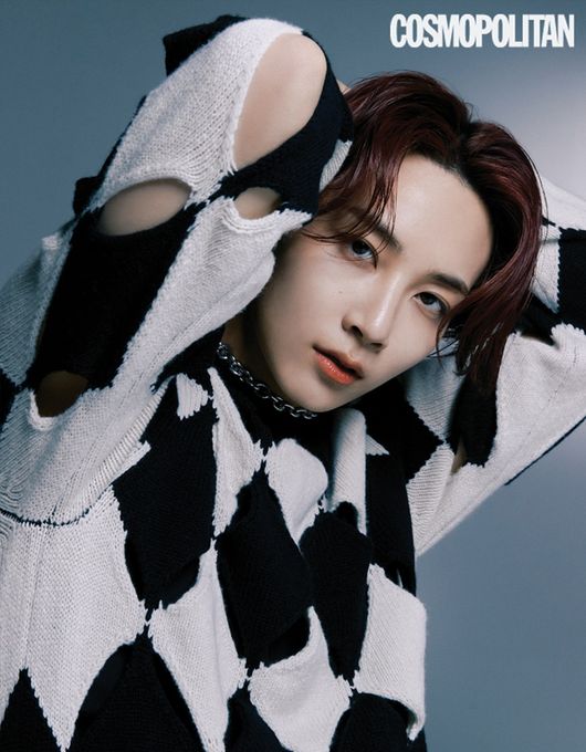 Sensitive pictures of the group Seventeen Yoon Jeonghan, Wonwoo, Xu Minghao and Kim Mingyu were released.Seventeens Yoon Jeonghan, Wonwoo, Xu Minghao and Kim Mingyu are getting a heated response today through the April issue of Cosmopolitan, a fashion magazine.Yoon Jeonghan in the public picture was dressed in black and white combination knit, and charismatic eyes doubled the chic charm. Wonwoo, dressed in a blue suit, maximized her unique sexy with a gentle gaze.Xu Minghao, who boasts an excellent fashion sense within the Seventeen, showed simplicity and stylishness at the same time, and Kim Mingyu, who created a deep mood, had a unique aura with a sleek jaw line and sculpture.In the group cut with the four members, the styling that revealed their individuality was completely digested to enhance the perfection of the picture, and the bright and warm appearance of Yon Jinghan, Wonwoo, Xu Minghao and Kim Mingyu inspired the viewers admiration.Above all, Seventeen conducted the Cosmopolitan pictorial, actively working with great interest in styling and shooting, and even though he continued his cheerful atmosphere, he surprised the scene by showing his professional aspect at the same time as shooting.In an interview that followed the filming of the photo, Seventeen told various stories, including his work on his own production magazine GOING, which was completed at the same time as the booking began, and his confidence in Japans third single Tori Kelly Janai, which will be released on April 21.Especially, about the Tori Kelly Janai, which was recently released and collected topics, it is described as the end of youth and a song that goes well with spring.I want to hear it quickly. Seventeen Yoon Jeonghan, Wonwoo, Xu Minghao, Kim Mingyus entire picture, digital film and honest interviews can be found in the April issue of Cosmopolitan and on the website.On the other hand, Seventeen will release Japans third single HitTori Kelly Janai on April 21, and will hold a Japan online fan meeting and talk show on April 27th.cosmopolytan