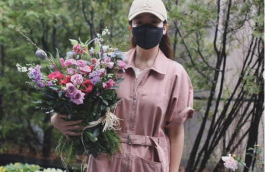 Actor Sooo-jin revealed the current situation by revealing the aspect of fashionista who perfected jump suit.Sooo-jin collected Eye-catching on the 26th by posting several photos with Flower-shaped emoticons through his instagram.In the photo, Sooo-jin poses with a flower with a flower arrangement.Sooo-jin is wearing a pink jumpsuit and a hat, revealing a cute and lovely charm.The everyday Beautiful looks of So Yoo-jin, which is prettier than Flower, provoke admiration.Meanwhile, So Yoo-jin is meeting with fans on the MC of SBS Plus Dandangpo.