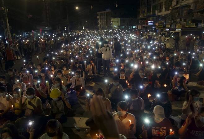 미얀마 최대 도시 양곤에서 14일(현지시간) 통행금지 이후에도 시민들이 휴대전화 불빛을 비추며 군부 쿠데타 규탄 시위를 벌이고 있다. 미얀마 정치범지원협회(AAPP)는 이날 하루 미얀마에서 시위 참가자 중 최소 38명이 군경에 의해 살해됐다고 밝혔다고 외신이 보도했다. AP=연합뉴스