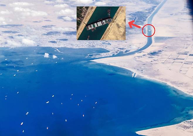3월 27일 민간항공기에서 촬영한 수에즈운하 입구사진. 홍해 수에즈 걸프만에 수에즈운하를 통과해 지중해로 가려는 선박 들이 줄지어 서있다./AFP 연합뉴스