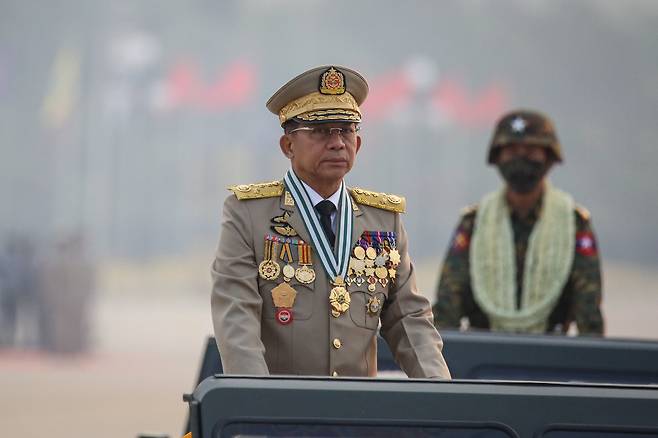 민 아웅 흘라잉 미얀마 군 최고사령관이 27일 미얀마군의 날 열병식에 참석해 군대를 사열하고 있다. EPA=연합뉴스