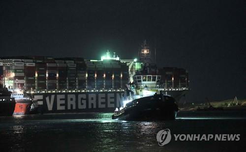 수에즈 운하에 좌초한 컨테이너선과 예인선. 3월27일 촬영. [AFP=연합뉴스]