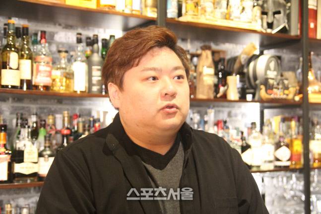 주류학개론 서원경 씨가 본지와 인터뷰 뒤 대화하고 있다. 김포 | 이용수기자