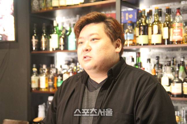 주류학개론 서원경씨가 본지와 인터뷰 뒤 대화하고 있다. 김포 | 이용수기자