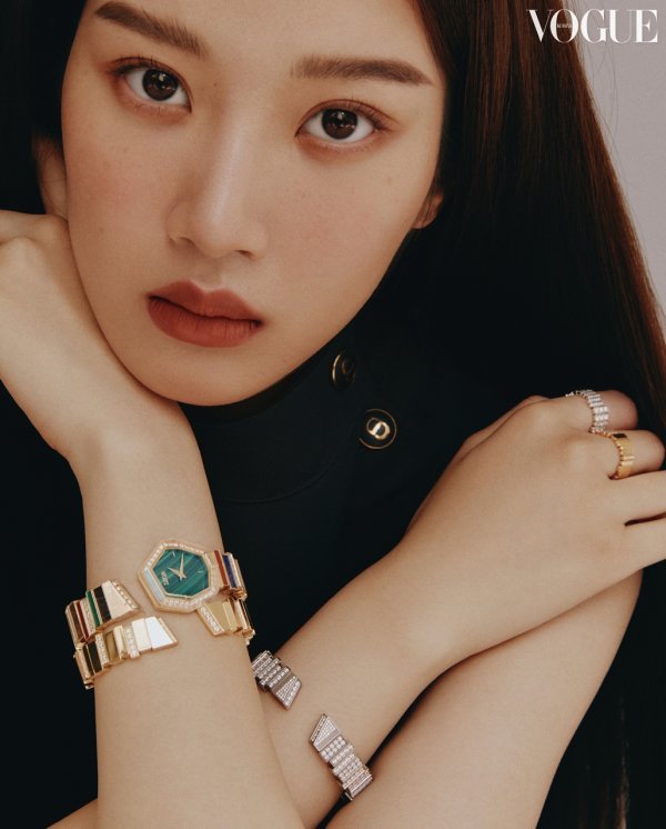 A picture with Actor Moon Ga-young has been released.Moon Ga-young in the picture captivated Sight with a new collection clock with colorful colors and edge design and a beautiful figure wearing jewelery products.Dior collection pictures with Moon Ga-young can be found in the April 2021 issue of Vogue Korea and on the homepage.