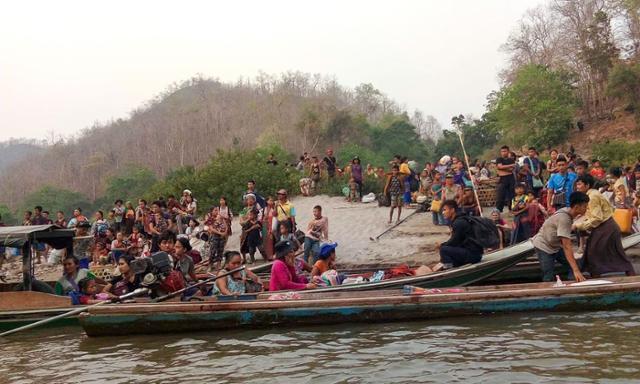 29일 미얀마 군의 공습을 피해 카렌주를 떠난 주민들이 태국 국경지대에서 불안에 떨며 입국허가를 기다리고 있다. 매홍손=EPA 연합뉴스