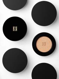 헤라가 기존 제품보다 밀착력과 지속력을 강화한 'NEW 블랙 쿠션'을 출시한다./사진=헤라 제공