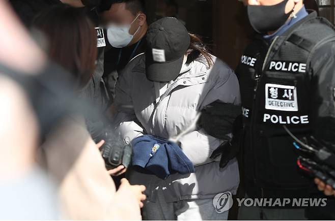 구속영장 실질심사를 받고 나오는 구미 사망 3세 여아 어머니. 연합뉴스