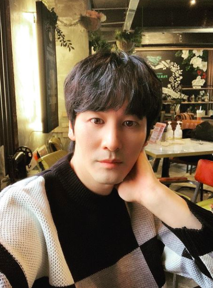 Actor Oh Chang-Seok reported on the latest news through photos.Oh Chang-seok uploaded two photos to his Instagram on the afternoon of the 30th and put a hashtag I love you today (Year).It appears to be a message left for his girlfriend.He had posted a photo of himself sitting at a cafe table, leaving a selfie picture, a face that had changed its image before and after, with his bangs down.Oh Chang-seok is in public devotion to Lee Chae-eun, a shopping mall model that met through the entertainment Taste of Love season 2.Oh Chang-seok SNS