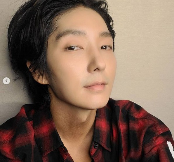 Actor Lee Joon-gi caught the eye by revealing the recent situation of Piece handsome Aura.Lee Joon-gi posted several photos on his Instagram on the 30th with the article Say Hi for Us and released the current situation.Lee Joon-gi in the picture is impressed with his faint eyes and a shaved piece visual.In another photo, she is wearing a big glasses and making a naughty smile, and she is radiating a friendly charm.Meanwhile, Lee Joon-gi met with fans in the TVN drama Flower of Evil last year as Baek Hee-sung.