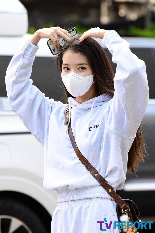Singer IU is entering the KBS 2TV Yoo Hee-yeols Sketchbook recording at KBS New Pavilion in Yeouido-dong, Yeongdeungpo-gu, Seoul on the afternoon of the 30th.
