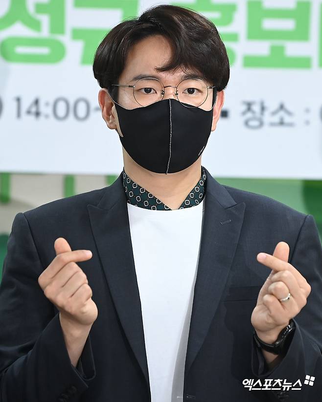 Jang Sung-kyu, a broadcaster who attended the ceremony for the 6th National Audit Letter Writing Competition Ambassador and Donation Ceremony held at Seoul Mugyo-dong Child Fund on the afternoon of the 30th, has a commemorative photo.