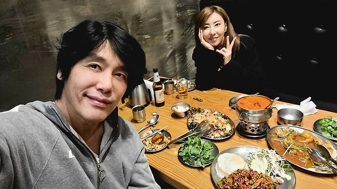 Choi Sung-kuk and Kim Wan-sun had a private meeting.Actor Choi Sung-kuk posted a picture on his instagram on March 30th.The photo shows Choi Sung-kuk and Kim Wan-sun enjoying dinner at a Thai restaurant. The two warm two-shots catch the eye.In addition, Choi Sung-kuk added, Right now, I am eating dinner with a wonderful beautiful woman who is unconditionally in the 30th place of Beautiful looks rankings among women I know.The fans who saw the photos responded, The Beautiful looks of the sister is the first, I like you two so much.