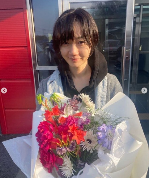 Actor Bae Doona has announced the end of Netflix Goyos Sea Photo shot.Bae Doona told her SNS on the 31st, Photo shot ended (Thats a wrap!!!!) #Sea of Silence #theSilentSeaI left a picture with the #netflixoriginal article.In the photo, Bae Doona is holding a bouquet of flowers and making a cute smile; the perfect proportion of Bae Doona catches the eye.Beautiful looks shine during the unwavering Bae Doona.Bae Doona will appear as a guest on TVN Wheel Running House 2 scheduled to air on the 9th.