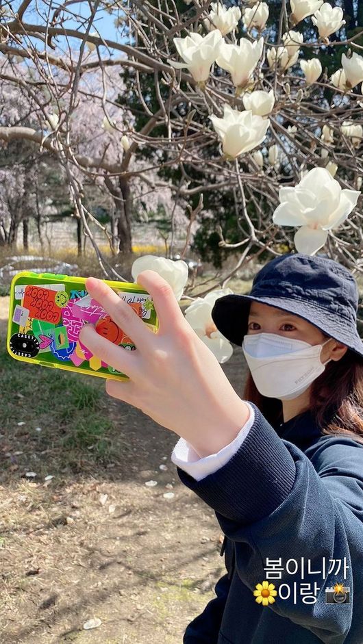 Actor Han Ji-min boasted a beautiful beauty over FlowerOn the afternoon of the 31st, Han Ji-min posted two selfies on his personal SNS, saying, Its spring, its flower.Han Ji-min in the photo is wearing a bucket hat and a mask and face to face with Flower.Han Ji-min caught the attention of the viewers by showing off the superior visuals that can not be hidden even though he covered more than half of his face.Han Ji-min is also a magnitude shot, and he uploaded the selfie, which was actually taken with the magnolia flower, in succession, with a moist eye and a gentle charm.Meanwhile, Han Ji-min is the next film and will appear in Noh Hee-kyungs new film Here (Gase).han ji-min SNS