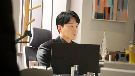 한예종 출신 이현욱은 작품마다 강렬한 존재감을 보여주며 변신하고 있다. 제공 ㅣ매니지먼트에어