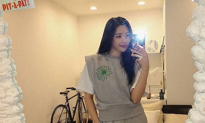Singer Sunmi reveals her routineOn the 30th, Sunmi posted several photos with flower emoticons on her instagram.In the photo, Sunmi took a mirror selfie in comfortable shorts.Sunmi boasted a slim glamor and neat beauty; sitting in front of the mirror, she took a rather cluttered pose or took a selfie with a variety of Pose, including a pair of pairs.Meanwhile, Sunmi recently acted as a new song, T tail.