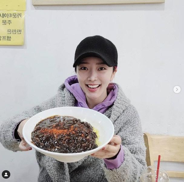 Singer and actor Bae Seul-Ki was happy to find the colossal nest of Noodles.Bae Seul-Ki posted a picture on his personal SNS on the 1st, saying, The groom found a good restaurant for me. Jajangmyeon won 3,000 won, meat chanpon 5,000 won, garlic soy sauce Sweet and sour pork 7,000 won.Bae Seul-Ki held a bowl of multiplication Noodles larger than his Mug shot and smiled with the clown ascended.Even Sweet and sour pork cash payment, Jajangmyeon bowl is a bittersweet! He added, The price is good, the taste is good, and the caustic rainbow is a complete inner style.Bae Seul-Ki concluded, Lets go to a happy food every week and certified it as a loving home.Meanwhile, Bae Seul-Ki married a young YouTuber, Shim Sang-seop, in November last year, and is newly married.