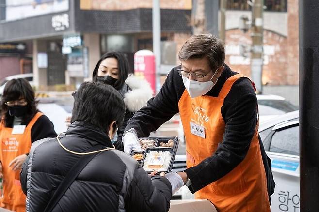 박형준 후보가 부산역에서 열린 무료도시락 나눔 봉사활동에 참여하고 있다. 박형준 후보 캠프 제공