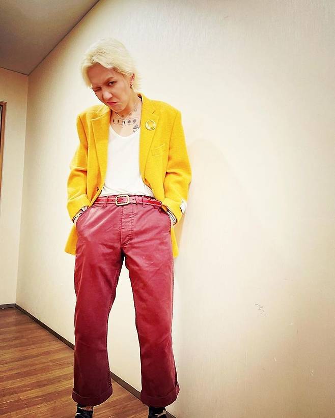 Group WINNER Song Min-ho boasted a glamorous fashion sense.Song Min-ho posted a picture of his recent instagram on April 1.Song Min-ho in the open photo is staring at the front with his hands in his pockets wearing red leather pants on a colorful Yellow-bellied slider jacket.The vicious look and imposing pose attract attention, especially the white-blue hair and intense primary color fashion, proving the fashionista downside.Meanwhile, Song Min-ho released his second regular TAKE in October last year. He has been a judge in JTBCs Singer Gain which ended in February.