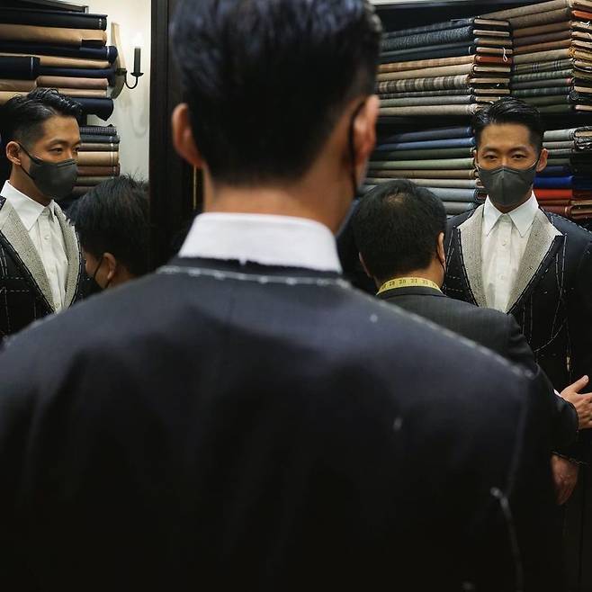 Actor Namgoong Min has unveiled the preparation process to transform into a new character.On April 1, Namgoong Min posted three photos on Instagram; the photo shows Namgoong Min in gabon suits for custom-made production.The neatly passed hair styling and suit fit attract attention.Namgoong Min added, While preparing Han Ji-hyuk #The Veil, raising expectations for his next film and new characters.Namgoong Min is divided into Han Ji Hyuk of MBC Drama The Veil scheduled to air in the second half of this year.He is the best field agent in the NIS, and has a thorough and perfect ability to perform work.Meanwhile, Namgoong Min has been in public with model and actor Jin A-reum since 2016.