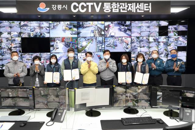 ▲강릉경찰서는 1일 오전 10시 30분 강릉시청 CCTV 관제센터를 방문, 특수강도범 검거에 기여한 관제사 4명에게 감사장을 전달했다.ⓒ강릉경찰서