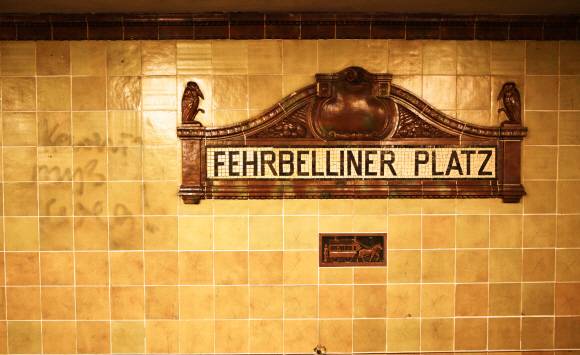 페어벨리너 플라츠역 표지판. 100년이 넘은 U3역과 1970년대 팝 아트 디자인의 U7역이 함께 있다.