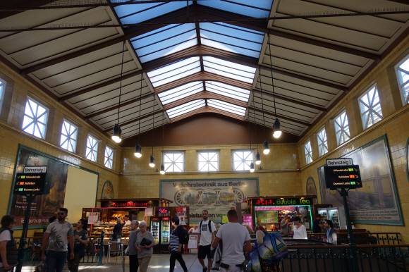 비텐 역은 아르누보 장식의 벽면과 빈티지한 모자이크 타일 등이 인상적이다.