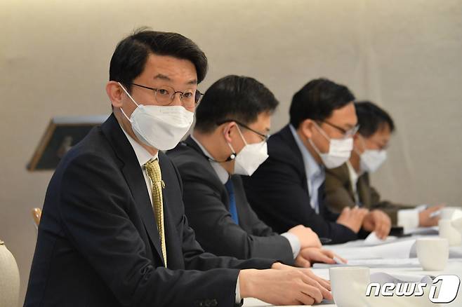 이억원 기획재정부 제1차관이 2일 정부서울청사에서 열린 '제12차 혁신성장 전략점검회의 겸 정책점검회의 겸 한국판뉴딜 점검 TF 겸 제8차 물가관계차관회의'에서 모두발언을 펴고 있다. (기획재정부 제공)