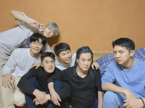 Sabu Lee Kyung-kyu and All The Butlers members together with the shooting scene behind-the-scenes cut was released.On the 2nd, SBS All The Butlers official SNS posted a picture of Lee Kyung-kyu and the members together with the article Light Kyung-gyu and the time of rest.The photo shows Lee Kyung-kyu, Lee Seung-gi, Yang Se-hyeong, Shin Sung-rok, Cha Eun-woo and Kim Dong-hyun who are shooting All The Butlers.In particular, Lee Kyung-kyu and Lee Seung-gi, who are dressed as doins, stare at the front with sharp eyes and laugh.At the end of All The Butlers to be broadcast on the 28th of last month, entertainment The Godfather Lee Kyung-kyu appeared as master and focused attention.Lee Kyung-kyu, who invited members to Injes mountains, said, I invited them to this deep mountain to tell me the know-how to last 10 years of entertainment life. He laughed, I will eat it day by day for the next 10 years.The scene in which Kyung-gyu appeared in front of the members took the best one minute of the broadcast on the day and proved the hot interest of viewers.All The Butlers will be broadcasted at 6:25 pm on the 4th, which will be held in earnest by Lee Kyung-kyus Hardcore Entertainment Special, which has made the members confused.