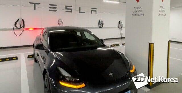 스마트폰과 차량과의 거리가 어느 정도 멀어지면, 모델 3는 방향 지시등 등을 작동시키며 자동으로 차량 도어를 잠금해준다.