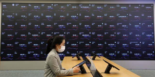 2일 오전 서울 강남구 암호화폐 거래소 업비트 라운지에 설치된 전광판에 비트코인과 나머지 알트코인 가격이 표시되고 있다. 뉴스1