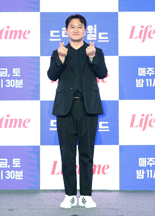 Jung Man-sik greets him at the production presentation of Lifetimes original global Drama Drama World which was held Online on the morning of the 2nd.Drama World is a fantasy romance genre that depicts what happens when Claire (Libe Hewson), a big fan of Korean Dramas, is sucked into the world in Korean Dramas.Drama World was first introduced in Korea in the form of web Drama through Netflix in 2016. This time, it was reborn as a 13-part Drama for TV channel broadcasting starring Ha Ji Won, Henry, Shenrichard, Ban Nuri, Jung Man Sik and Choi Myung Bin.