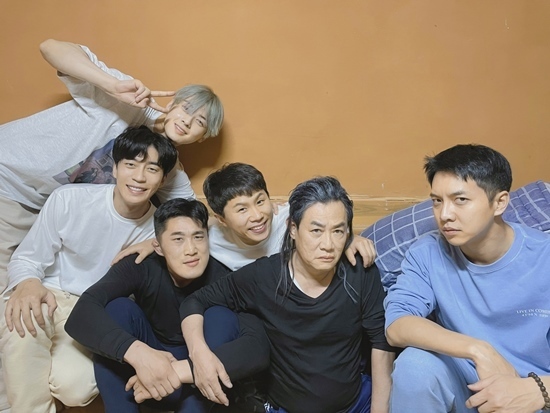 Lee Kyung-kyus Hardcore Holly Entertainment Special Honours will be held.SBS All The Butlers released a photo of Master Lee Kyung-kyu and the members together with the article Light Kyung-gyu and the time of rest on the official Instagram on April 2.The photo shows Lee Kyung-kyu and Lee Seung-gi, Yang Se-hyeong, Shin Sung-rok, Cha Eun-woo and Kim Dong-hyun, who seem to be shooting All The Butlers.Lee Kyung-kyu and Lee Seung-gi, who are dressed as doins, are staring at the front with sharp eyes and laugh.At the end of the broadcast on the 28th, entertainment godfather Lee Kyung-kyu appeared as master and focused attention.Lee Kyung-kyu, who invited members of All The Butlers in the mountains of Inje, laughed, saying, I invited them to this deep mountain to tell me how to last 10 years in the entertainment industry.The scene in which Lee Kyung-kyu appeared in front of the members took the best one minute and proved the hot interest of viewers.