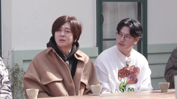 In the 22nd MBN Eat More, which airs on the 4th, Yoon Do Hyun and Bobby Kim are on the guest list and have a pleasant day with Lim Ji-ho - Kang Ho-dong - Empire.Yoon Do Hyun and Bobby Kim, who came to the mountaintop house, build intimacy by presenting Lim Ji-ho with Hallabong and barley gulbi.In particular, Yoon Do Hyun laughs from the beginning, saying, I am a one-year-old brother (better than Bobby Kim), and I have to treat my brother ....The pair then recall their first meeting with each other while grooming food for lunch.When I was on the radio, Tiger JK brought me to the dinner party, saying, Theres a child whos dying, but I was impressed because I couldnt do Song, says Yoon Do Hyun.I called Tiger JK the next day and said, It was not perfect. Yoon Do Hyun reveals the occasion that completely broke the prejudice toward the baby Kim.Bobby Kim also said, I managed to get close to my brother Yoon Do Hyun and released a song called Whale Dream, but my brother contacted me first and invited me to appear in the program he was going on.Yoon Do Hyun will show a middle-aged bromance by playing with the baby Kim with his arms after saying I just told the PD that there is a good singer.The production team said, Yoon Do Hyun and Bobby Kim have been tit-for-tat throughout the recording, but they have shown the friendship of Koreas representative rock - soul singer.They gave me a healthy smile by playing a role as a worker at the top of the mountain, he said. It will be a meeting full of talk that they do not know where to go, even Kang Ho-dongs calculation of rice prices, he said.Photo Offering: MBN Eat More