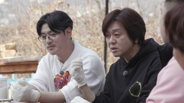 In the 22nd MBN Eat More, which airs on the 4th, Yoon Do Hyun and Bobby Kim are on the guest list and have a pleasant day with Lim Ji-ho - Kang Ho-dong - Empire.Yoon Do Hyun and Bobby Kim, who came to the mountaintop house, build intimacy by presenting Lim Ji-ho with Hallabong and barley gulbi.In particular, Yoon Do Hyun laughs from the beginning, saying, I am a one-year-old brother (better than Bobby Kim), and I have to treat my brother ....The pair then recall their first meeting with each other while grooming food for lunch.When I was on the radio, Tiger JK brought me to the dinner party, saying, Theres a child whos dying, but I was impressed because I couldnt do Song, says Yoon Do Hyun.I called Tiger JK the next day and said, It was not perfect. Yoon Do Hyun reveals the occasion that completely broke the prejudice toward the baby Kim.Bobby Kim also said, I managed to get close to my brother Yoon Do Hyun and released a song called Whale Dream, but my brother contacted me first and invited me to appear in the program he was going on.Yoon Do Hyun will show a middle-aged bromance by playing with the baby Kim with his arms after saying I just told the PD that there is a good singer.The production team said, Yoon Do Hyun and Bobby Kim have been tit-for-tat throughout the recording, but they have shown the friendship of Koreas representative rock - soul singer.They gave me a healthy smile by playing a role as a worker at the top of the mountain, he said. It will be a meeting full of talk that they do not know where to go, even Kang Ho-dongs calculation of rice prices, he said.Photo Offering: MBN Eat More