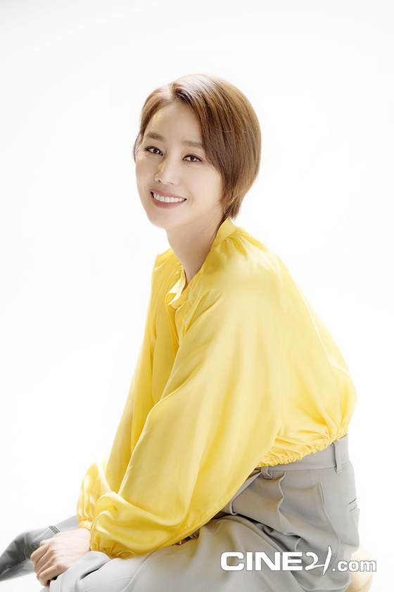 Magazine Ciney21, which celebrated its 26th anniversary on the 2nd, released a commemorative cover and individual photos of Actor and nine directors including Kim Sung-ryung.Kim Sung-ryung in the public photo is smiling brightly in a yellow blouse full of spring atmosphere, which conveys pleasant energy to the viewer.Kim Sung-ryung, along with five actors including Koo Gyo-hwan, Yoo Jun-sang, Isom, and Lee Ju-young, and four directors including Kim Bora, Cho Sung-hee, Lim Soon-rye and Lee Jun-ik participated in the cover shoot and completed a more meaningful place.Kim Sung-ryung talked about himself and the film industry in the interview and told a hopeful message that the film industry will continue in the midst of the crisis and that the movie will return to its everyday days.Meanwhile, Kim Sung-ryung is taking the role of Minister of Culture and Tourism Lee Jung-eun in the wave original Go to Cheong Wa Dae.