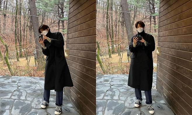 Actor Kim Woo-bin captivates Eye-catching as she flaunts fashionista charmKim Woo-bin posted two photos with wooden emoticons on his Instagram on the 3rd and released the latest.Kim Woo-bin in the photo poses in a black color coat with jeans and sneakers.Kim Woo-bin, with its tall glamorous and Pacific shoulders, creates admiration with superior physical and handsome sculpture visuals.The netizens responded, Its cool and Court fit is crazy.Meanwhile, Kim Woo-bin will find fans through the movie The Alien (Gase).