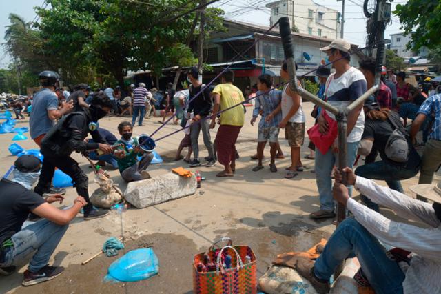 지난달 28일 미얀마 양곤 시위 현장에 등장한 대형 새총. 양곤=AP 연합뉴스